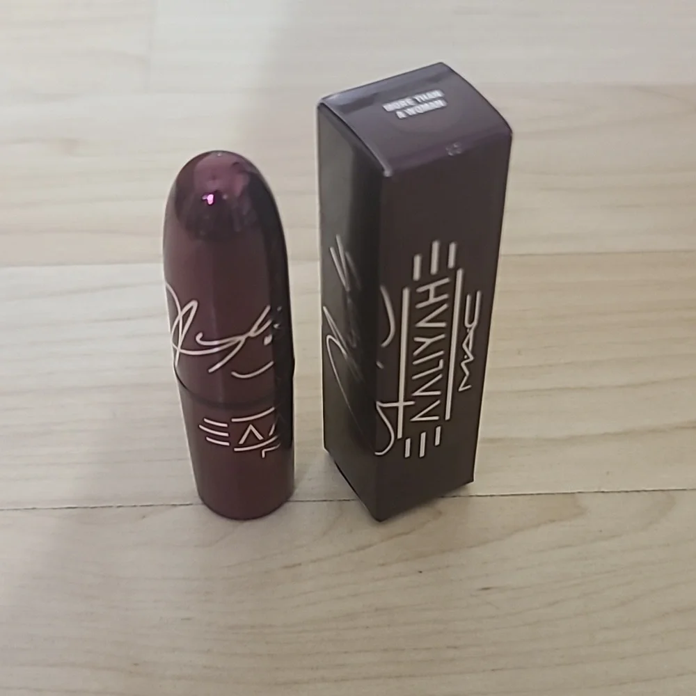 MAC Aaliyah Lipstick" More Than a Woman - Cool deep red" LIMITED EDITION - Picture 5 of 7